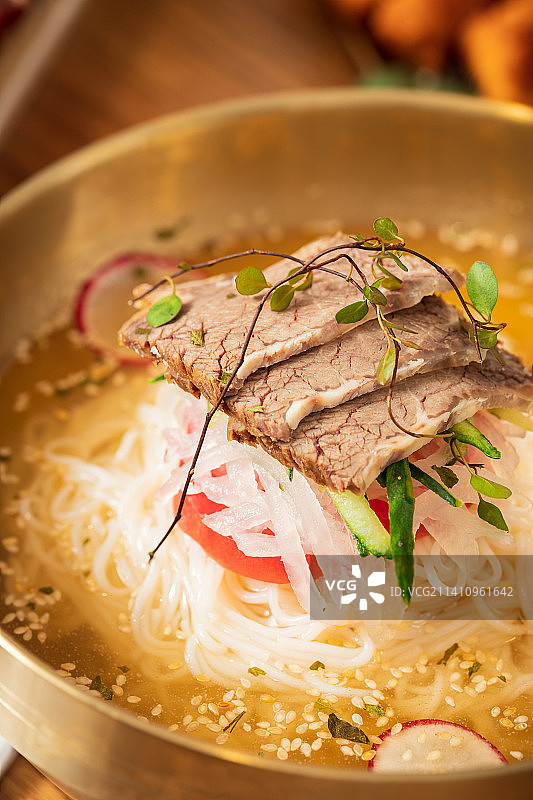 桌上碗里的面条特写镜头图片素材