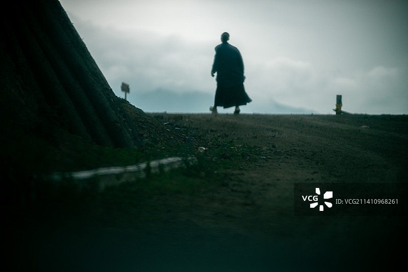 走在路上的僧人图片素材