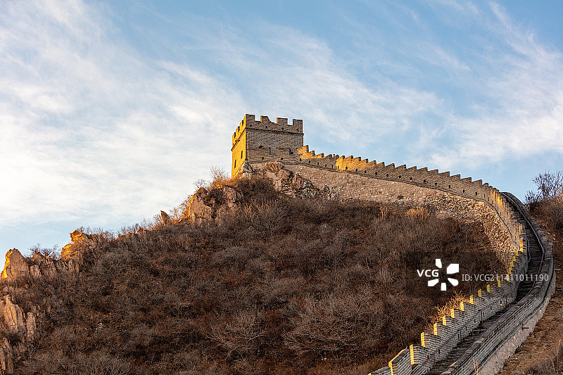 长城烽火台蓝天白云夕阳金光图片素材
