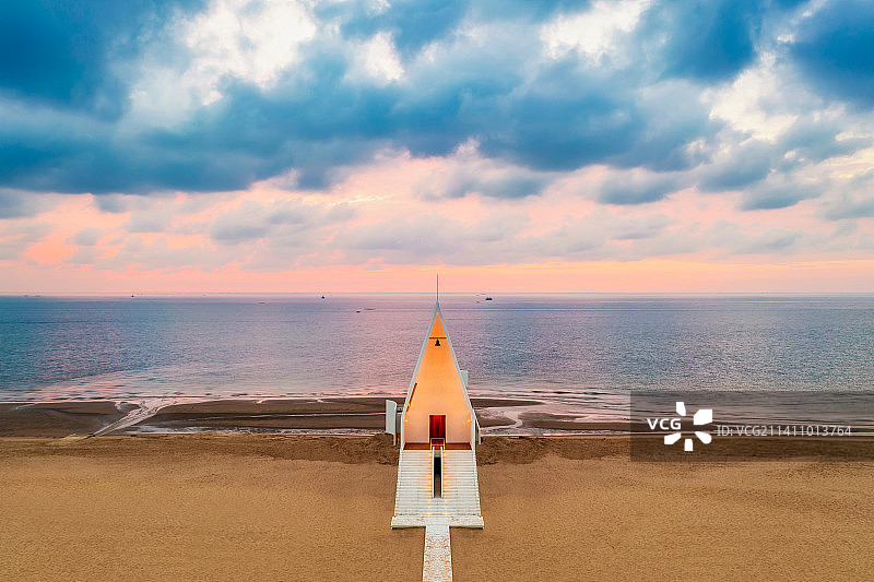 河北省秦皇岛市渤海湾海边的阿那亚礼堂日出时分航拍视角图片素材