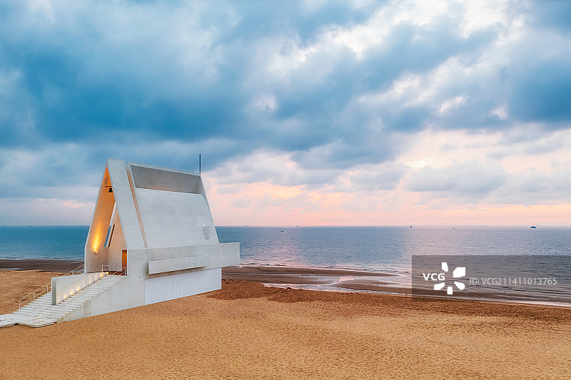 河北省秦皇岛市渤海湾海边的阿那亚礼堂日出时分航拍视角图片素材