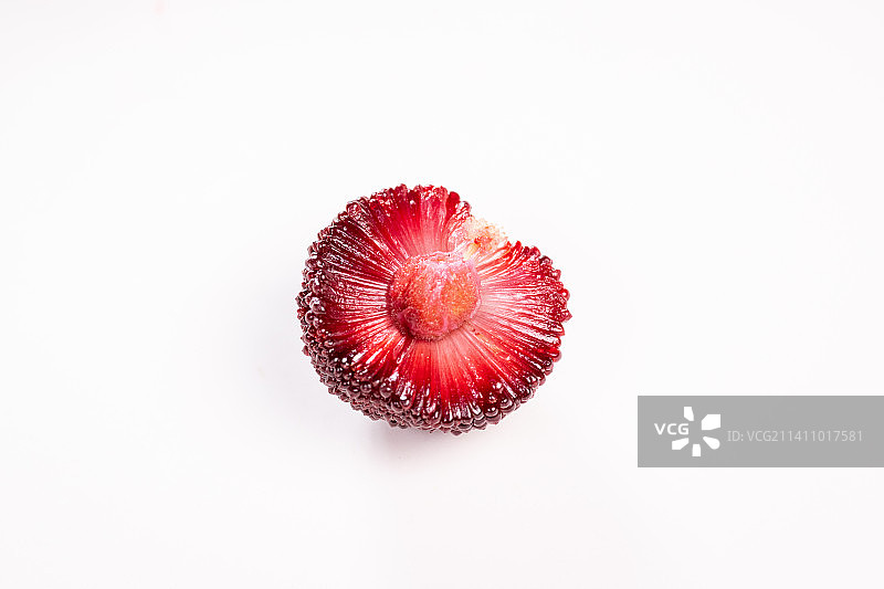 新鲜采摘放置杨梅果肉剖面特写图片素材