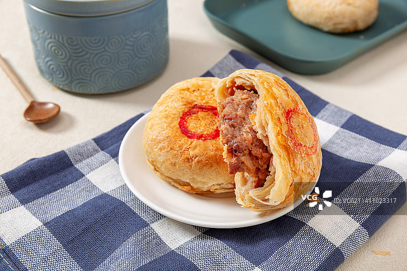 餐桌上的天津美食小吃：牛肉烧饼（肉火烧，肉烧饼）图片素材