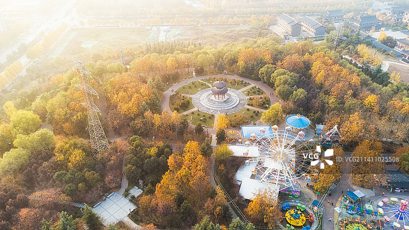 阳光下的公园图片素材