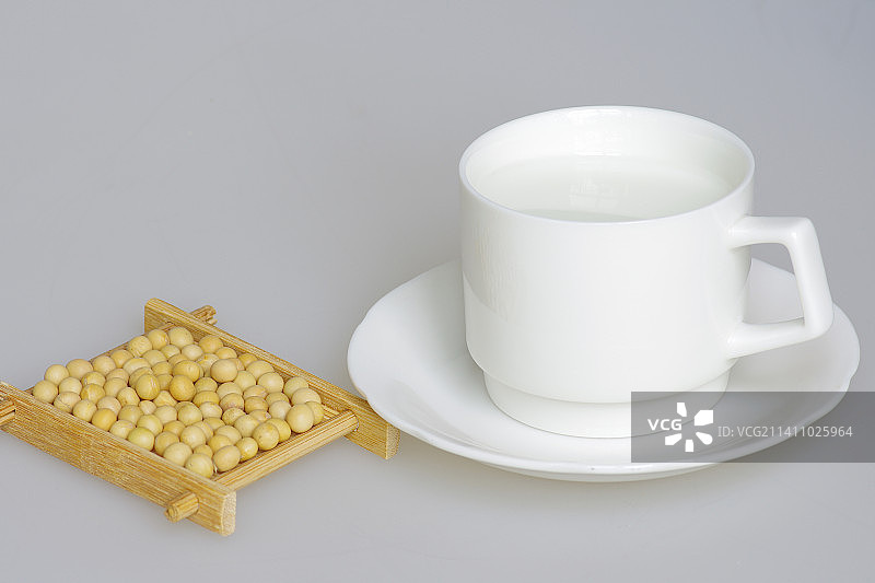 一杯豆浆和黄豆图片素材