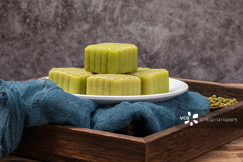 中国传统食品绿豆糕，小吃点心美食纯手工绿豆糕图片素材
