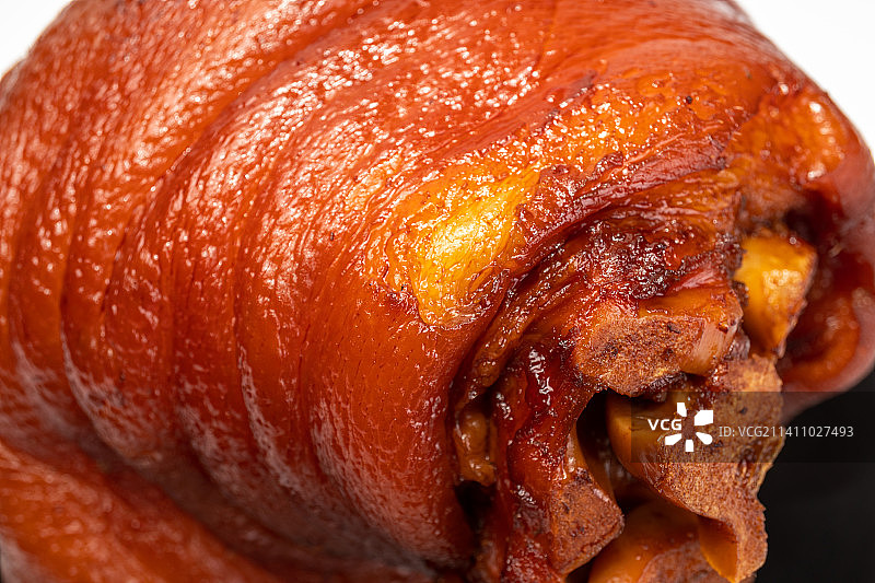 白色背景的金牌红烧肘子，餐饮美食，虎皮肘子图片素材