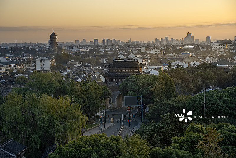 中国江苏苏州日出时的阊门与古城城市风光图片素材