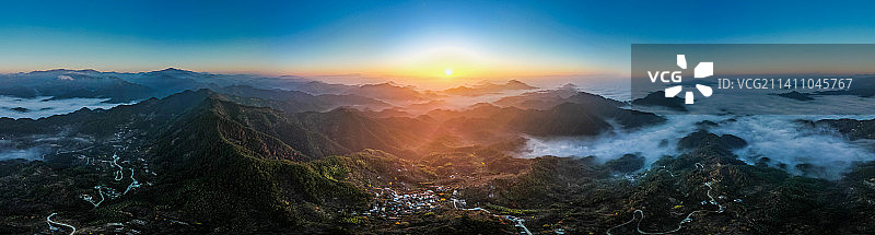 皖南小山村，云雾笼罩 秋色斑斓图片素材