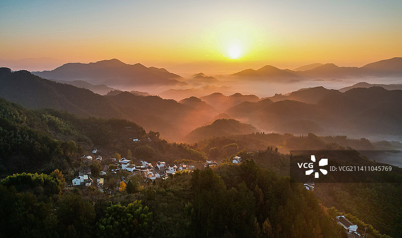 皖南小山村，云雾笼罩 秋色斑斓图片素材