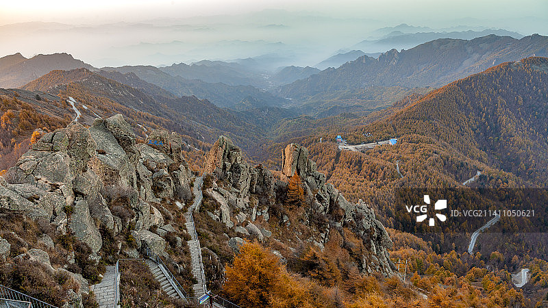 秋天俯瞰山与森林自然风光图片素材