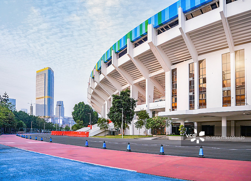 城市CBD中央商务区公园体育场馆田径跑道全民健身运动会所跑步竞走半马全马拉松比赛场地绘出绝佳靓丽风景图片素材
