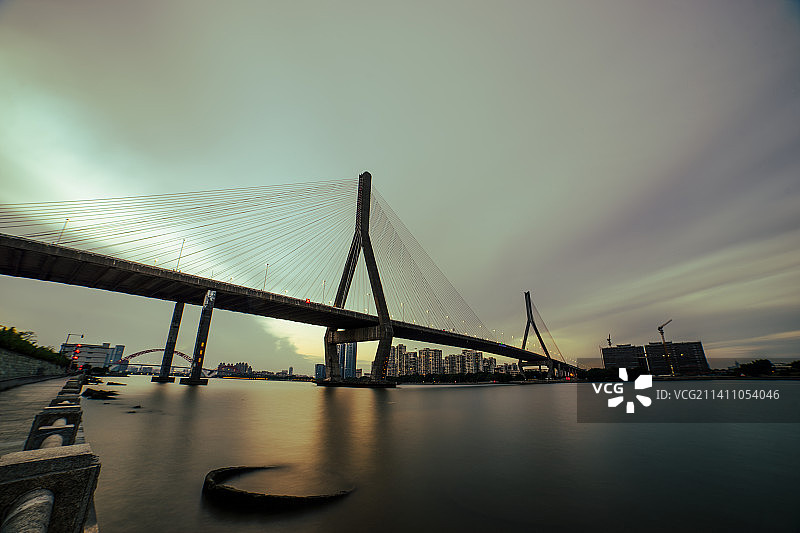 多云天空下的吊桥图片素材