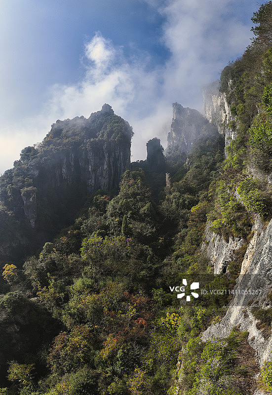 湖北恩施清江岸边的旅游景区建始黄鹤桥峰林图片素材