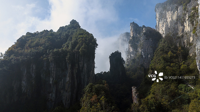湖北恩施清江岸边的旅游景区建始黄鹤桥峰林图片素材
