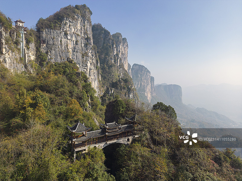 湖北恩施清江岸边的旅游景区建始黄鹤桥峰林图片素材