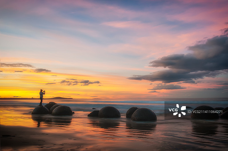 大圆石的落日图片素材