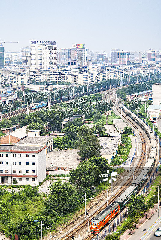 橘子牵引绿皮车和SS4牵引货车齐头并进行驶图片素材