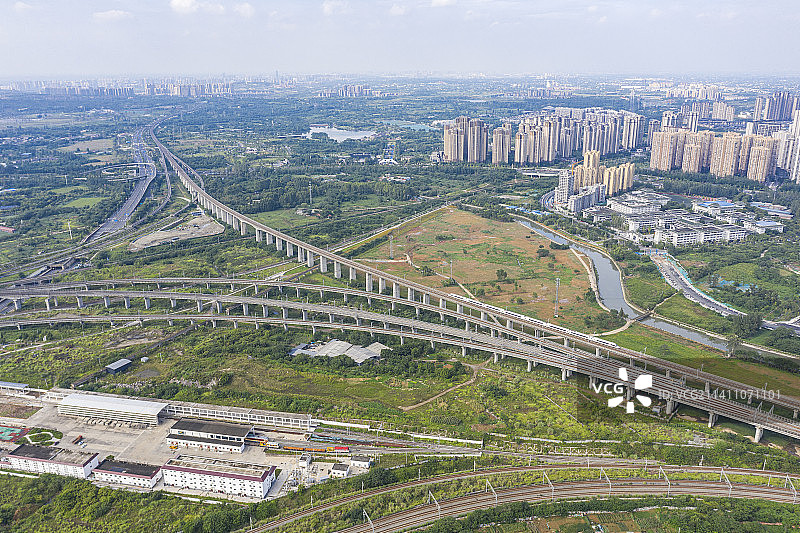 CRH3动车组列车行驶在成都枢纽西成客专北湖附近图片素材