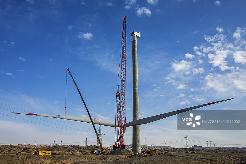 甘肃省张掖市高台县罗城滩大型风机重达124吨的叶轮吊装图片素材