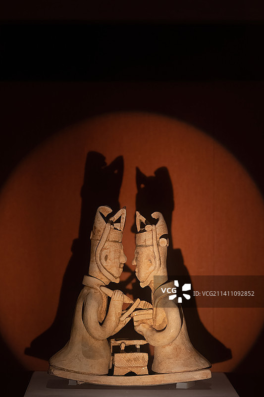 湖南博物院藏西晋青瓷对书俑图片素材