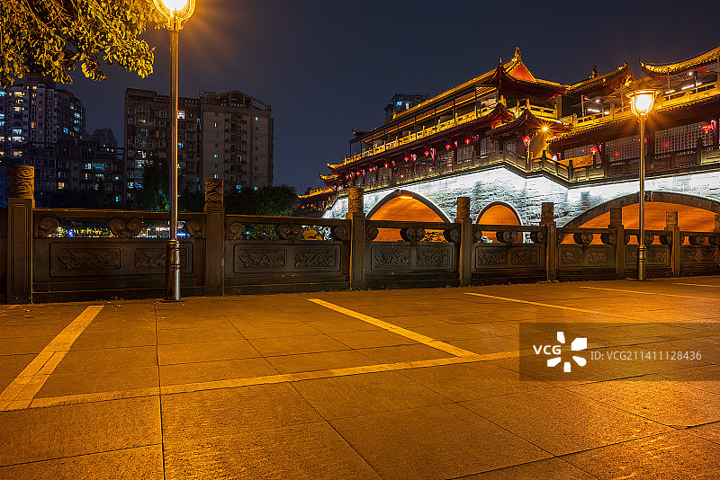 成都锦江区九眼桥安顺廊桥和地面石板路停车场,侧面低视角夜景城市风光图片素材