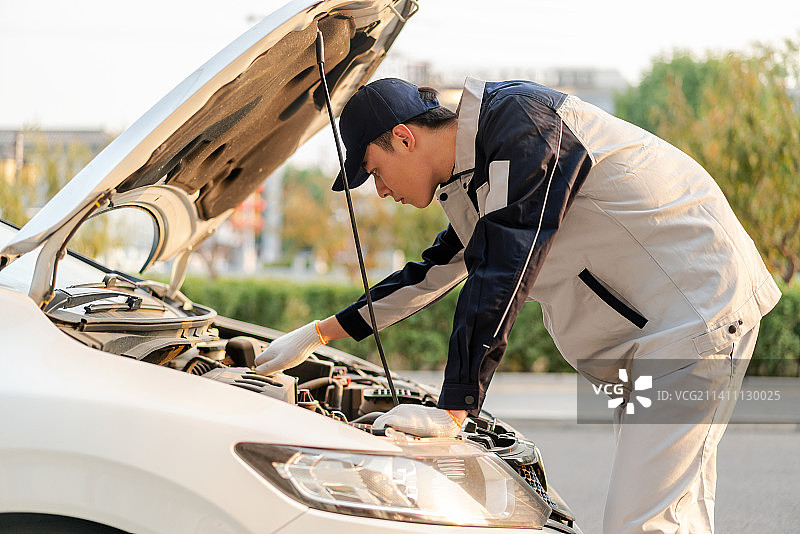 正在修车的工人图片素材