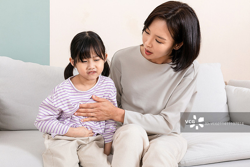 韩国儿童在家进行新冠病毒自测图片素材