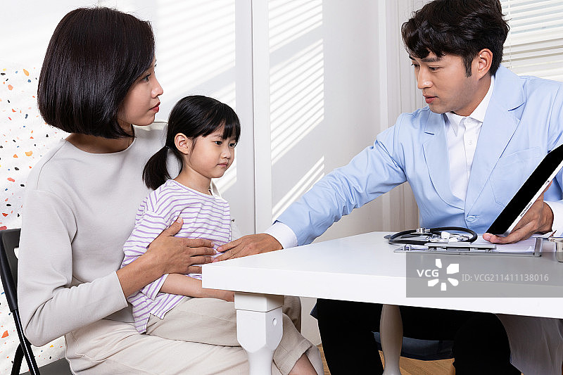 在诊所医院的韩裔亚洲儿童图片素材