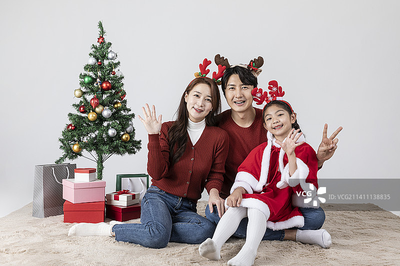 圣诞节概念中快乐的亚裔韩国家庭图片素材
