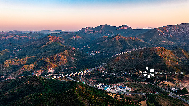 革命老区致富路图片素材