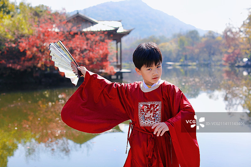 杭州西湖花港观鱼穿汉服的中国小男孩图片素材