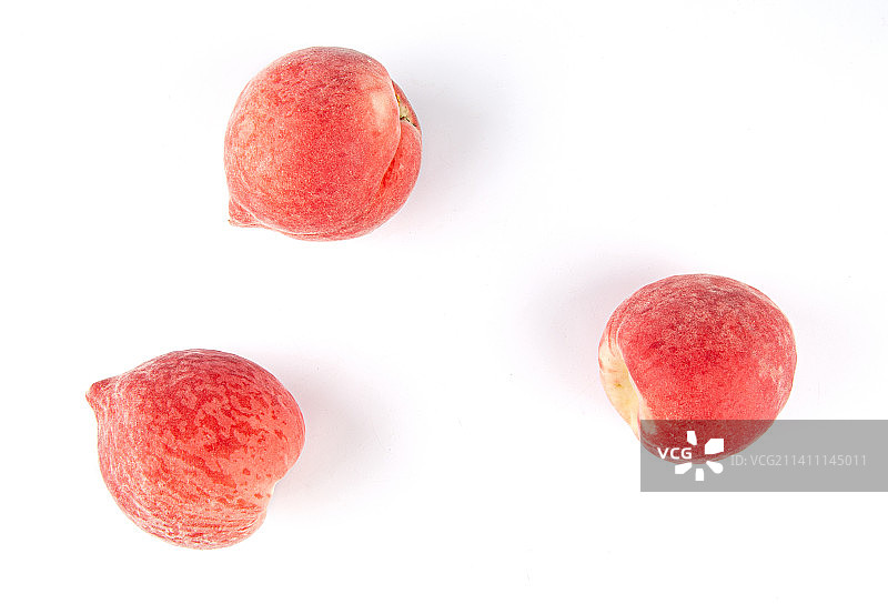 新鲜的春雪桃孤立在白色背景上图片素材