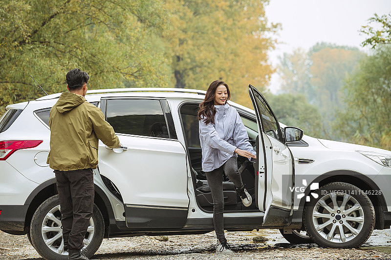 准备徒步旅行的情侣图片素材