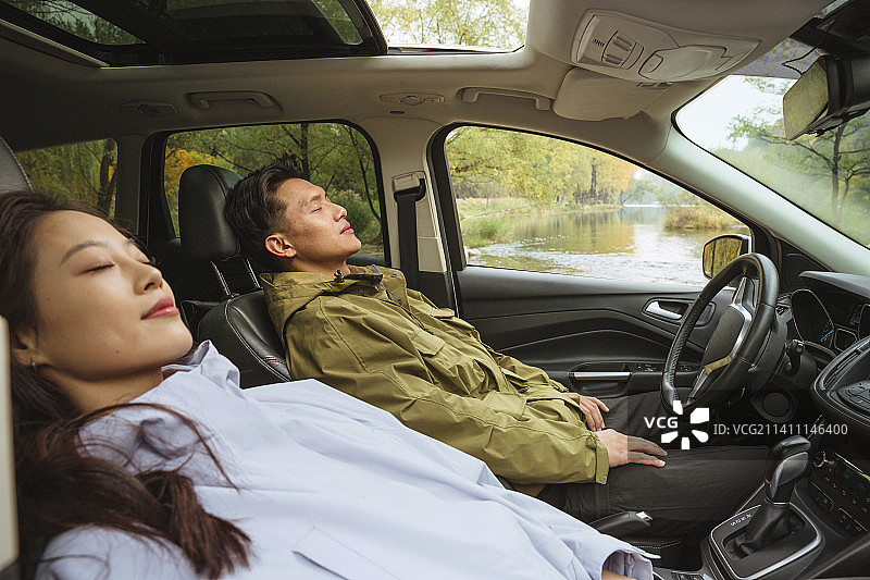 自驾旅行的情侣图片素材