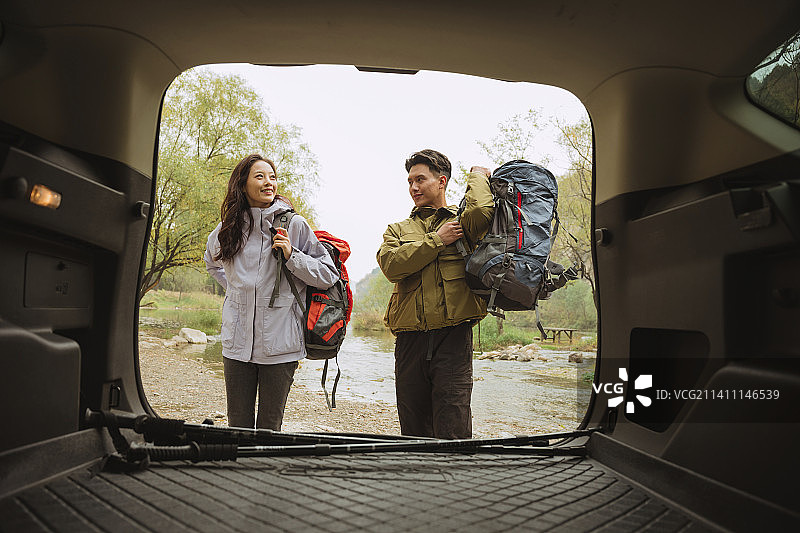 徒步旅行的情侣图片素材