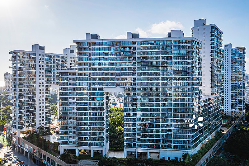 现代居住区高层住宅楼阳台建筑外立面特写图片素材