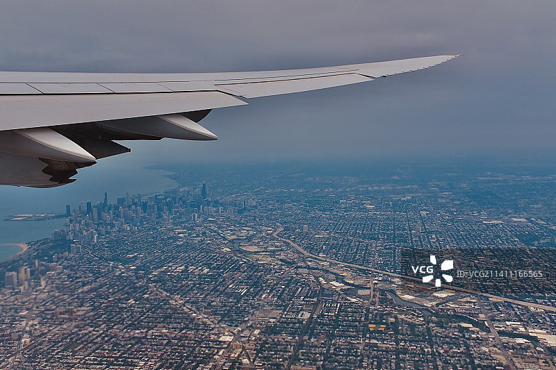 飞越风景的飞机机翼局部照片，美国伊利诺伊州芝加哥图片素材