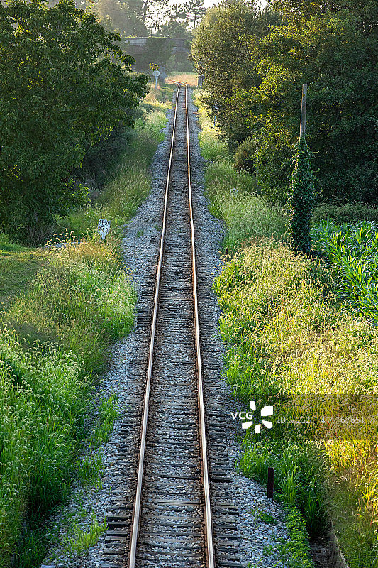 西班牙阿斯图里亚斯，树木中的铁轨高角度视图图片素材