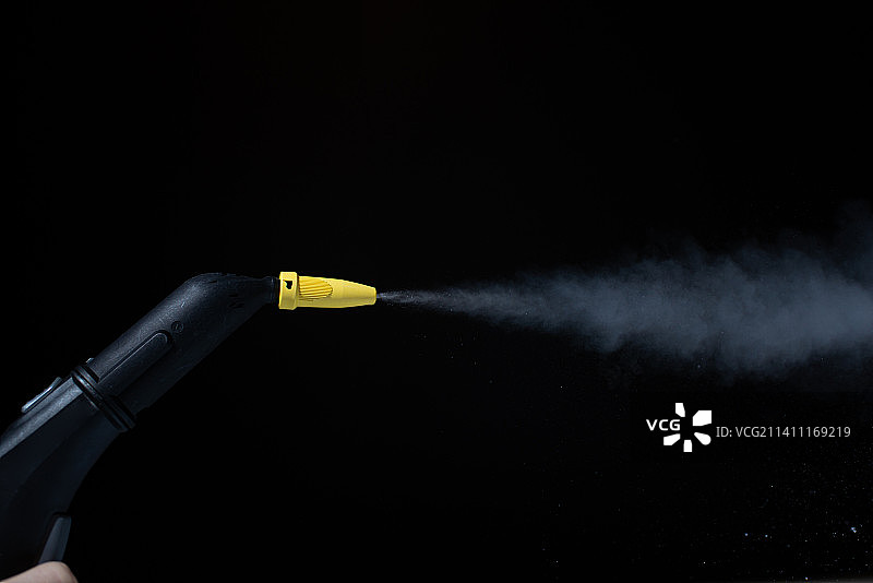 用于清洁房屋的蒸汽清洁器，刷子冒出蒸汽图片素材