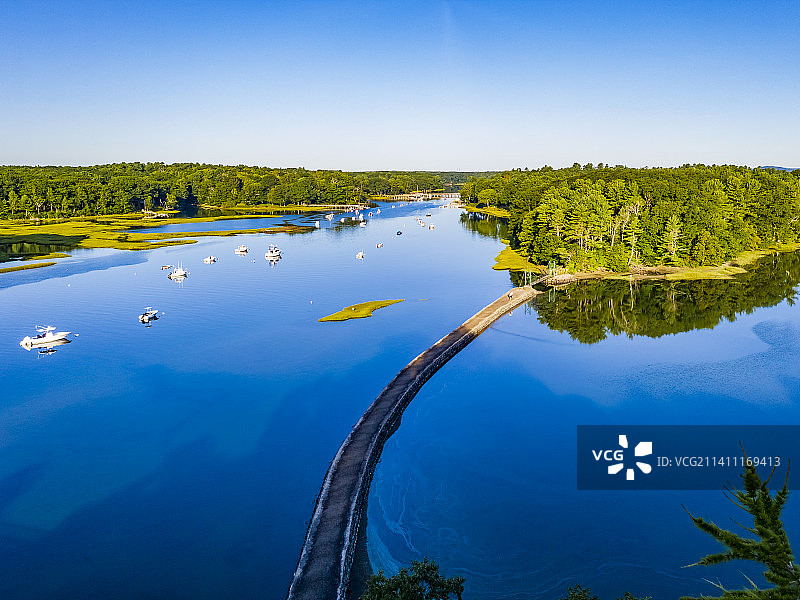 美国约克郡的湖泊风光，晴朗蓝天图片素材