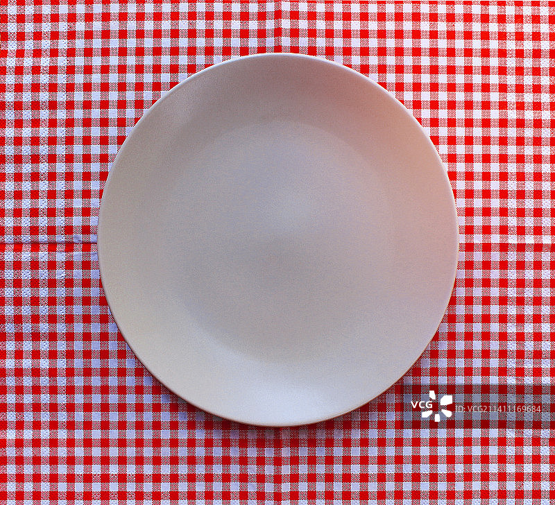 桌子上盘子的俯视图图片素材