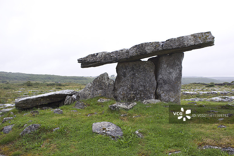 天空下的田野岩石景观图片素材