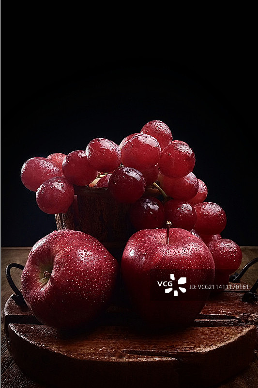 桌上盘子里的水果特写图片素材