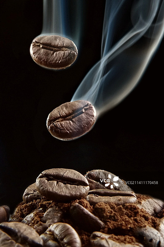 黑色背景下烘焙咖啡豆的特写图片素材