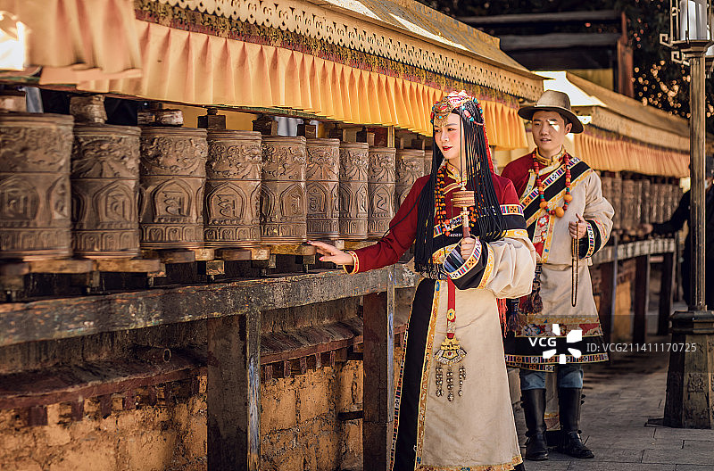中国拉萨布达拉宫的少数民族藏族女人，国潮模特扮演图片素材