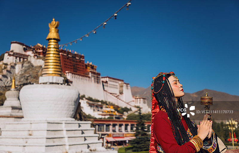 中国拉萨布达拉宫前的少数民族藏族女孩，国潮模特扮演图片素材