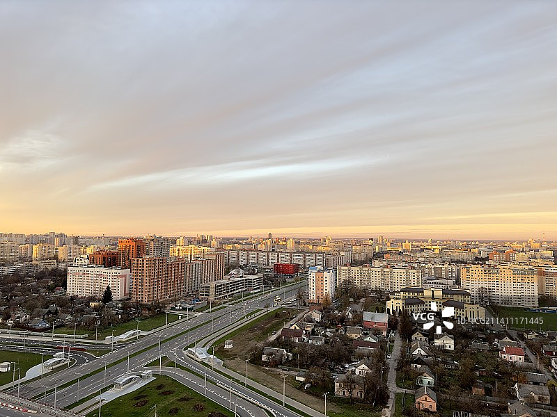 明斯克城市街道和建筑高角度视图，白俄罗斯图片素材