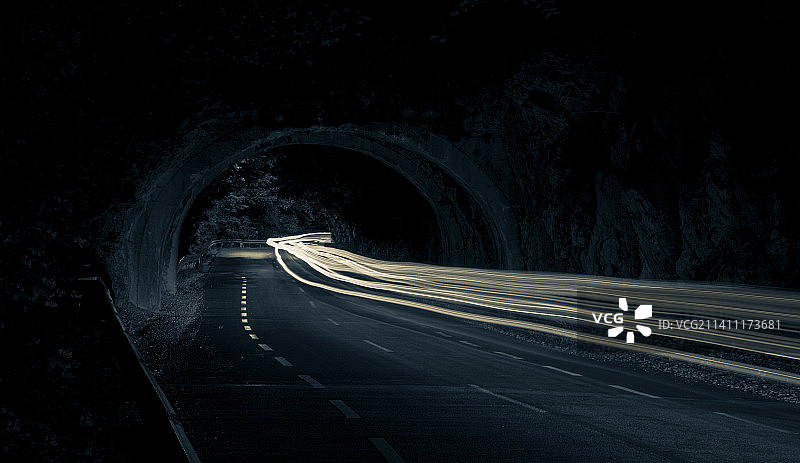 匈牙利夜间道路上的光轨高角度视图图片素材