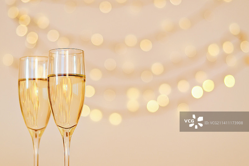 两杯葡萄酒，散景背景，新年圣诞节氛围贺卡图片素材